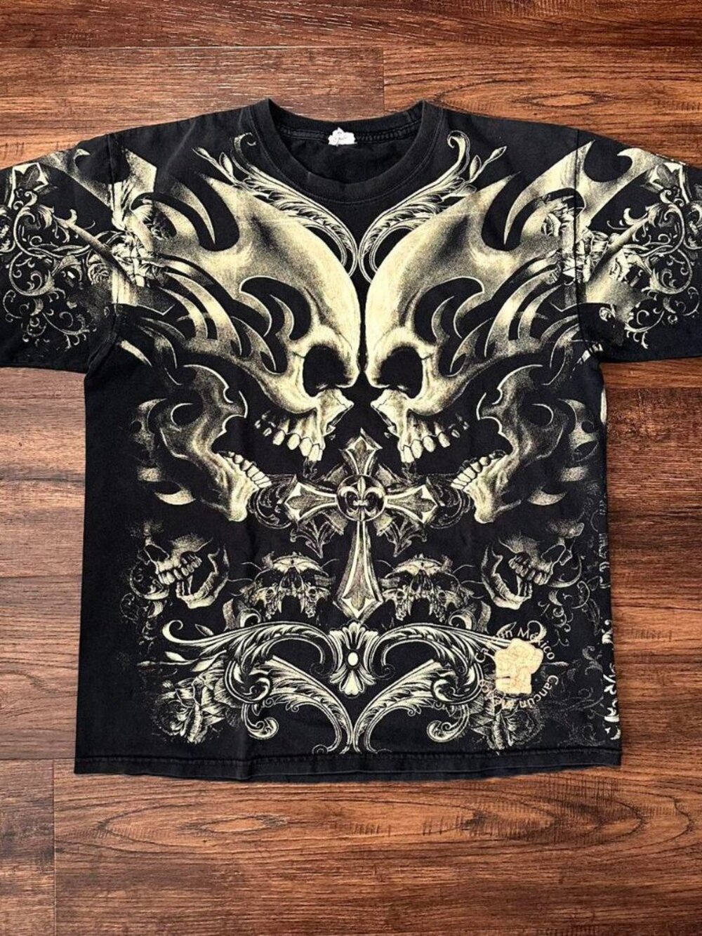 BLACK WHITE SKULL CROSS CANCUN VINTAGE TEE SIZE L